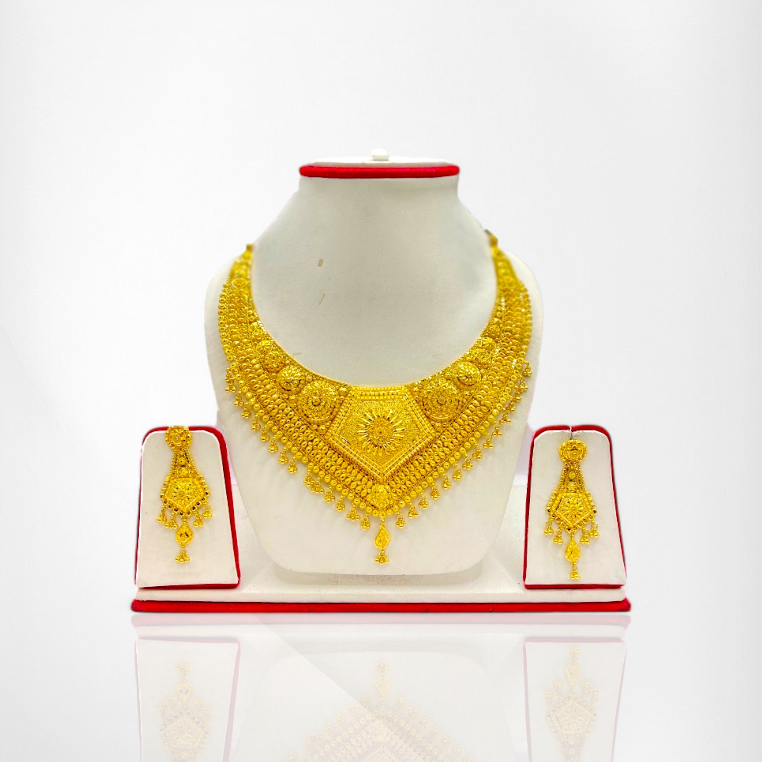 Striking Yellow Gold Necklace Set