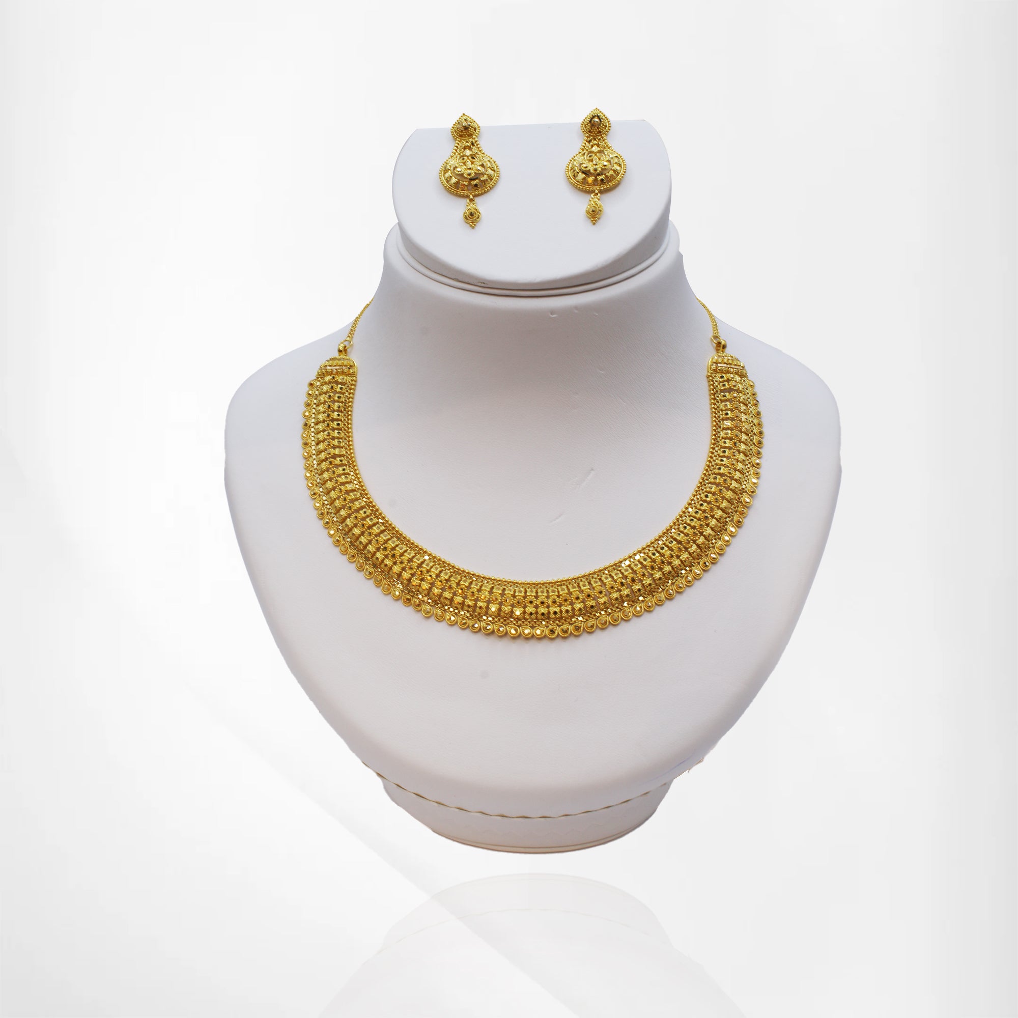 Elegant Yellow Gold Choker Set with Intricate Crafting
