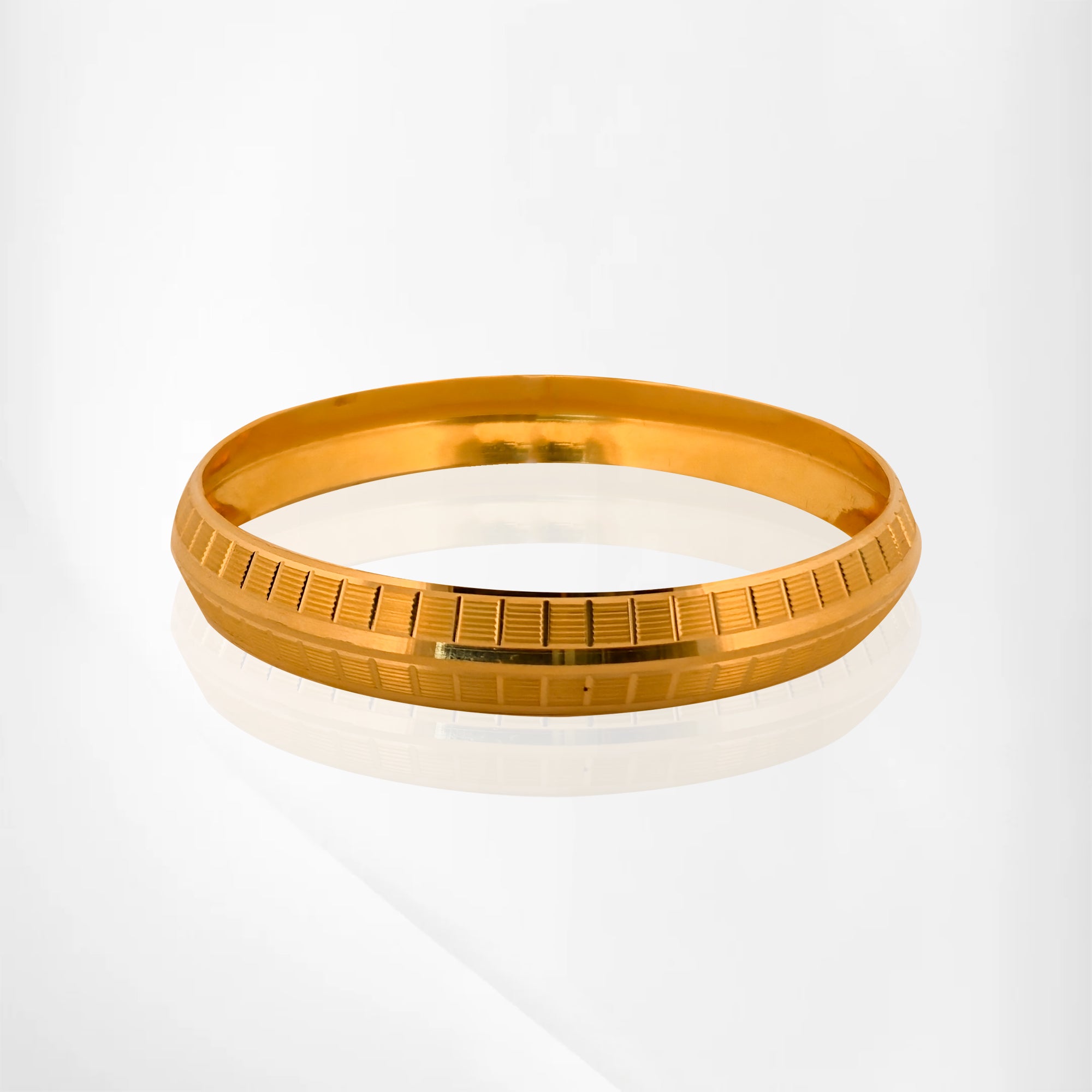Men’s Kada with Line Design – Elegant Gold Style